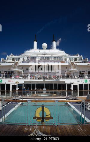 Blick über den Pool der Cunard Queen Mary 2 während einer Atlantiküberquerung in östlicher Richtung Stockfoto