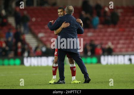 MIDDLESBROUGH, GROSSBRITANNIEN. FEB 22nd Lee Peltier von Middlesbrough und Manager Chris Wilder feiern am Dienstag, dem 22nd. Februar 2022, das Sky Bet Championship-Spiel zwischen Middlesbrough und West Bromwich Albion im Riverside Stadium, Middlesbrough. (Kredit: Mark Fletcher | MI News) Kredit: MI Nachrichten & Sport /Alamy Live News Stockfoto