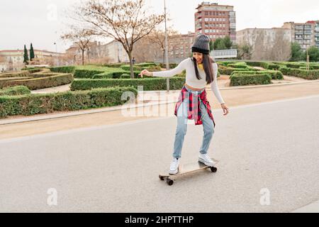 Junger Athlet auf dem Skateboard unterwegs. Freizeit- und Sportkonzept Stockfoto