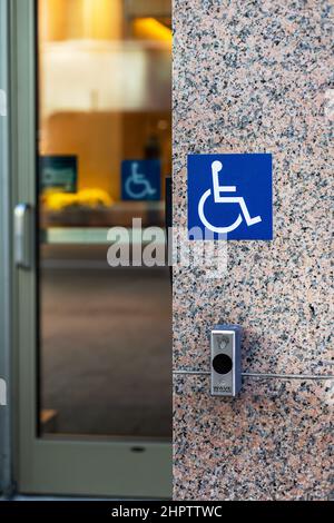 Ottawa, Kanada - 16. Dezember 2021: Wappen Sie den Knopf neben der Tür eines Gebäudes, um Türen für Menschen mit Behinderungen oder in Rollstühlen zu öffnen. Stockfoto