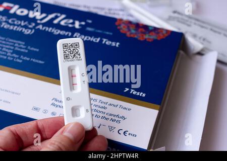 Covid-19 Lateral Flow Home Testkit Flowflex, NHS England. Positives Ergebnis. Stockfoto