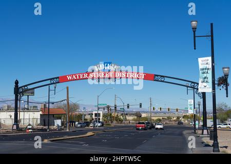 Henderson, NV, USA – 17. Februar 2022: Bogenschild im Vintage-Stil für den Water Street District in Henderson, Nevada. Stockfoto