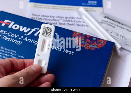 Flowflex SARS-CoV-2 Antigen Rapid Test Kit, Selbsttest, mit negativem Ergebnis. Stockfoto