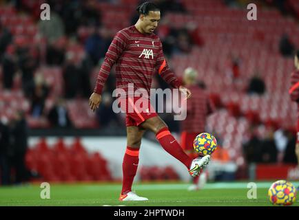Liverpool, England, 23rd. Februar 2022. Virgil van Dijk von Liverpool erwärmt sich vor dem Premier League-Spiel in Anfield, Liverpool. Bildnachweis sollte lauten: Darren Staples / Sportimage Stockfoto