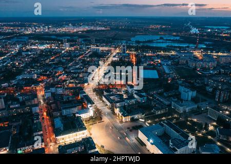 Brest, Weißrussland. Blick Von Oben Auf Die Skyline City Bei Abendbeleuchtung. Nachtansicht Des Leninplatzes, Der Leninstraße Und Des Stadions Stockfoto