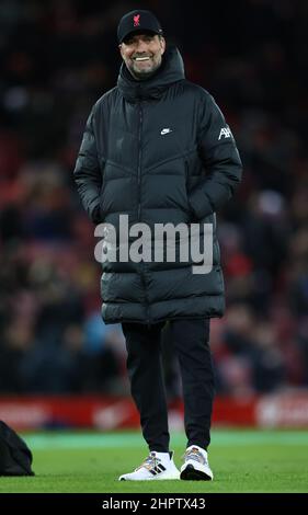 Liverpool, England, 23rd. Februar 2022. Jurgen Klopp-Manager von Liverpool sieht sich vor dem Premier League-Spiel in Anfield, Liverpool, warm an. Bildnachweis sollte lauten: Darren Staples / Sportimage Stockfoto