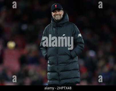 Liverpool, England, 23rd. Februar 2022. Jurgen Klopp-Manager von Liverpool sieht sich vor dem Premier League-Spiel in Anfield, Liverpool, warm an. Bildnachweis sollte lauten: Darren Staples / Sportimage Stockfoto