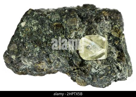 0,55 CT oktaedrischer Diamant aus Südafrika, eingebettet in Kimberlit, isoliert auf weißem Hintergrund Stockfoto