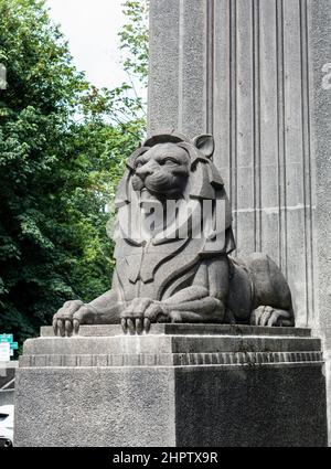 Der Löwe der LiIon's Gate Bridge: Eine große Skulptur eines Löwen ziert jeden Eingangsturm der Lion's Gate Bridge in Vancouver. Dieses Hotel befindet sich auf der Stanley Park Seite. Stockfoto