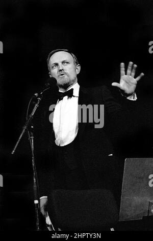 Sir Richard Stilgoe, OBE, präsentierte 1987 eines der Schools Prom Konzerte in der Royal Albert Hall, London. Stockfoto