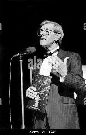 Radio- und Fernsehmoderator Bob Holness bei einem der Schools Prom-Konzerte in der Royal Albert Hall, London, im Jahr 1984. Stockfoto