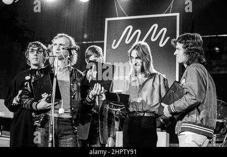 Die englische Band Genesis gewann 1978 einen Preis bei einer Melody Maker Poll Awards Zeremonie in London. Der Komiker Peter Cook ist im Hinterkopf. Stockfoto
