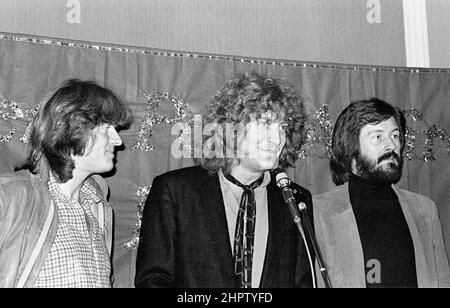 John Paul Jones, Robert Plant und John Bonham von der englischen Rockband LED Zeppelin haben 1979 bei einer Melody Maker Poll Awards Zeremonie in London einen Preis gewonnen. Stockfoto