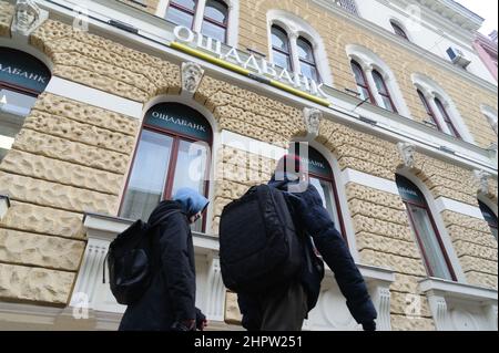 Lviv, Ukraine. 23rd. Februar 2022. Die Menschen gehen an der Oschadbank-Filiale der staatlichen Sparkasse der Ukraine vorbei, in der Innenstadt von Lemberg. (Foto von Mykola Tys/SOPA Images/Sipa USA) Quelle: SIPA USA/Alamy Live News Stockfoto