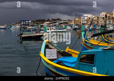Hafen von Marsaxlokk an einem bewölkten Tag Stockfoto