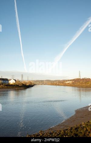 Blaydon auf Tyne Großbritannien: 30th Jan 2022: Blick auf den Fluss Tyne an einem sonnigen Wintermorgen. Chemtrails am Himmel Stockfoto