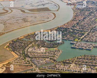 Luftaufnahme des Bair Island State Marine Park und der Stadtlandschaft von Kalifornien Stockfoto