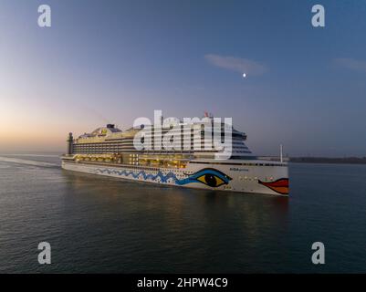 Das Schiff AIDAprima, das Flaggschiff der AIDA Cruises, kommt am frühen Morgen in Southampton an. Stockfoto