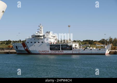 Augusta, Sizilien, 571 Migranten, von Diciotti Schiff gelandet, gerettet in den letzten Tagen von drei Patrouillenboote der Küstenwache von Syrakus, Crotone und Reggio Calabria gestern die Hälfte von ihnen an Land gegangen und in Anbetracht der späten Stunde die Operationen, koordiniert von der Polizeiwache von Augusta und der Präfektur, Wurden heute Morgen am 2022 unterbrochen und wieder aufgenommen. Stockfoto