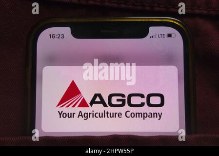 KONSKIE, POLEN - 22. Februar 2022: AGCO Firmenlogo auf dem Mobiltelefon, versteckt in der Jeans-Tasche Stockfoto