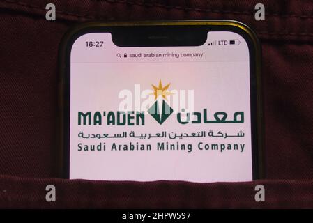 KONSKIE, POLEN - 22. Februar 2022: Logo der Saudi Arabian Mining Company auf dem Mobiltelefon, versteckt in der Jeanentasche Stockfoto