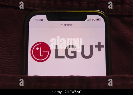 KONSKIE, POLEN - 22. Februar 2022: Das Logo der LG Uplus Corporation wird auf dem Mobiltelefon in der Jeanentasche versteckt angezeigt Stockfoto