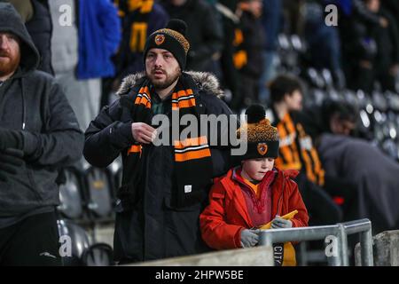 Kingston upon Hull, Großbritannien. 22nd. Februar 2022. Enttäuschte Hull City-Fans verlassen am Ende des Spiels während des EFL Sky Bet Championship-Spiels zwischen Hull City und Barnsley am 22. Februar 2022 im KCOM Stadium, Kingston upon Hull, England. Foto von Simon Hall. Nur zur redaktionellen Verwendung, Lizenz für kommerzielle Nutzung erforderlich. Keine Verwendung bei Wetten, Spielen oder Veröffentlichungen einzelner Clubs/Vereine/Spieler. Kredit: UK Sports Pics Ltd/Alamy Live Nachrichten Stockfoto