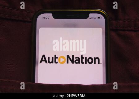 KONSKIE, POLEN - 22. Februar 2022: Autonation Inc-Logo auf dem Mobiltelefon, versteckt in der Jeanentasche Stockfoto