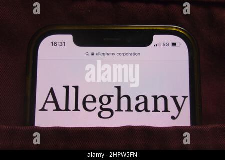 KONSKIE, POLEN - 22. Februar 2022: Logo der Alleghany Corporation auf dem Mobiltelefon, versteckt in der Jeanstasche Stockfoto