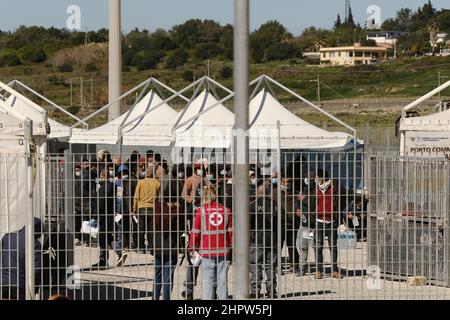 Augusta, Sizilien, 571 Migranten, von Diciotti Schiff gelandet, gerettet in den letzten Tagen von drei Patrouillenboote der Küstenwache von Syrakus, Crotone und Reggio Calabria gestern die Hälfte von ihnen an Land gegangen und in Anbetracht der späten Stunde die Operationen, koordiniert von der Polizeiwache von Augusta und der Präfektur, Wurden heute Morgen am 2022 unterbrochen und wieder aufgenommen. Stockfoto