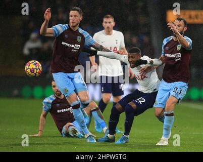 23rd. Februar 2022 ; Turf Moor, Burnley, Lancashire, England; Premier League Football, Burnley gegen Tottenham Hotspur; Emerson Royal of Tottenham Hotspur kämpft mit Wout Weghorst und Erik Pieters aus Burnley um den Ball Stockfoto