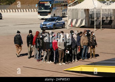 Augusta, Sizilien, 571 Migranten, von Diciotti Schiff gelandet, gerettet in den letzten Tagen von drei Patrouillenboote der Küstenwache von Syrakus, Crotone und Reggio Calabria gestern die Hälfte von ihnen an Land gegangen und in Anbetracht der späten Stunde die Operationen, koordiniert von der Polizeiwache von Augusta und der Präfektur, Wurden heute Morgen am 2022 unterbrochen und wieder aufgenommen. Stockfoto