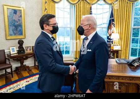 US-Präsident Joe Biden trifft sich mit dem ukrainischen Außenminister Dmytro Kuleba, um das Engagement der Vereinigten Staaten für die Souveränität und territoriale Integrität der Ukraine zu bekräftigen und ihn über die Reaktion der USA auf Russlands Vorgehen zu informieren. Stockfoto