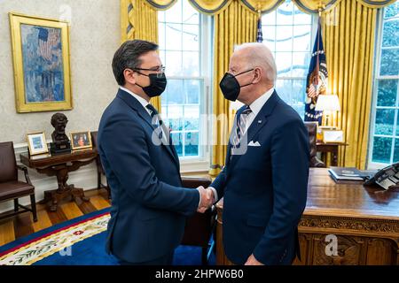 US-Präsident Joe Biden trifft sich mit dem ukrainischen Außenminister Dmytro Kuleba, um das Engagement der Vereinigten Staaten für die Souveränität und territoriale Integrität der Ukraine zu bekräftigen und ihn über die Reaktion der USA auf Russlands Vorgehen zu informieren. Stockfoto