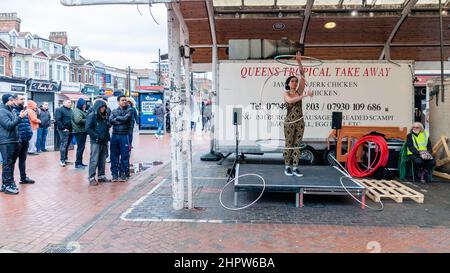 Eine Hola-Frau tanzt im Queens Market, London Stockfoto