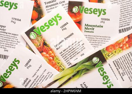Neu gekaufte Pakete von Gemüsegarten Samen. Stockfoto