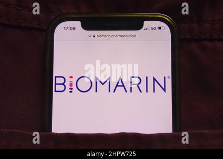 KONSKIE, POLEN - 22. Februar 2022: Das Logo von Biomarin Pharmaceutical Inc, das auf dem Mobiltelefon in der Jeanstasche versteckt ist Stockfoto