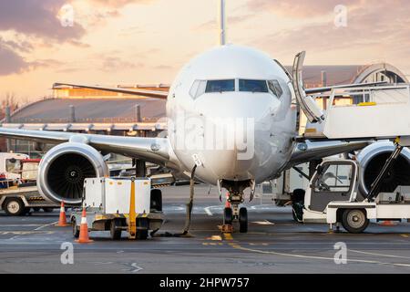 Nahaufnahme Detailansicht von Hochlader Cargo Catering Service LKW Verladen von kommerziellen Passagier aicraft mit Lebensmittel-Sets und Paketversand. Flughafenflugzeug Stockfoto