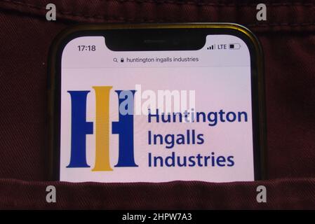 KONSKIE, POLEN - 22. Februar 2022: Huntington Ingalls Industries-Logo auf dem Mobiltelefon, versteckt in der Jeans-Tasche Stockfoto
