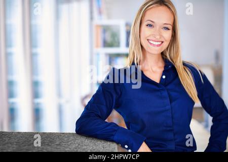 Shes hat das besondere etwas. Porträt einer gut gekleideten Frau zu Hause. Stockfoto