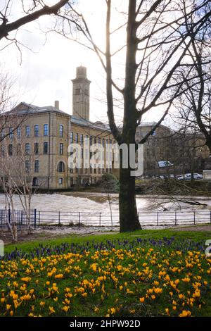 Salts Mills New Mills, Teil des Saltaire-Weltkulturerbes in Saltaire vom Fluss Aire aus. Eine Textilfabrik der industriellen Revolution. Stockfoto