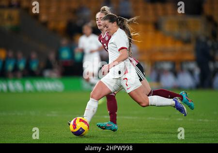 Der Engländer Fran Kirby erzielt beim Spiel im Arnold Clark Cup im Molineux Stadium, Wolverhampton, das dritte Tor des Spiels seiner Seite. Bilddatum: Mittwoch, 23. Februar 2022. Stockfoto