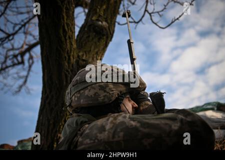 Donezk Oblast, Ukraine. 23rd. Februar 2022. Ukrainische Dienstmitglieder des Marineinfanterie-Bataillons von 503rd nehmen defensive Positionen im Norden des Donezker Gebiets ein, mehrere hundert Meter von den von Russland unterstützten separatistischen Positionen entfernt. Oblast Donezk, Ukraine, 23. Februar 2022. (Foto von Justin Yau/Sipa USA) Quelle: SIPA USA/Alamy Live News Stockfoto