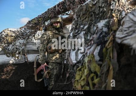 Donezk Oblast, Ukraine. 23rd. Februar 2022. Ukrainische Dienstmitglieder des Marineinfanterie-Bataillons von 503rd nehmen defensive Positionen im Norden des Donezker Gebiets ein, mehrere hundert Meter von den von Russland unterstützten separatistischen Positionen entfernt. Oblast Donezk, Ukraine, 23. Februar 2022. (Foto von Justin Yau/Sipa USA) Quelle: SIPA USA/Alamy Live News Stockfoto