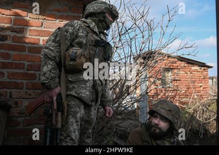 Donezk Oblast, Ukraine. 23rd. Februar 2022. Ukrainische Dienstmitglieder des Marineinfanterie-Bataillons von 503rd nehmen defensive Positionen im Norden des Donezker Gebiets ein, mehrere hundert Meter von den von Russland unterstützten separatistischen Positionen entfernt. Oblast Donezk, Ukraine, 23. Februar 2022. (Foto von Justin Yau/Sipa USA) Quelle: SIPA USA/Alamy Live News Stockfoto