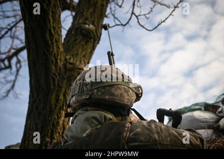 Donezk Oblast, Ukraine. 23rd. Februar 2022. Ukrainische Dienstmitglieder des Marineinfanterie-Bataillons von 503rd nehmen defensive Positionen im Norden des Donezker Gebiets ein, mehrere hundert Meter von den von Russland unterstützten separatistischen Positionen entfernt. Oblast Donezk, Ukraine, 23. Februar 2022. (Foto von Justin Yau/Sipa USA) Quelle: SIPA USA/Alamy Live News Stockfoto