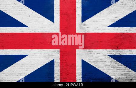 Vollbildaufnahme einer verwitterten britischen Flagge (Großbritannien, Großbritannien) (Union Jack), die auf einer verputzten Ziegelwand gemalt ist. Stockfoto