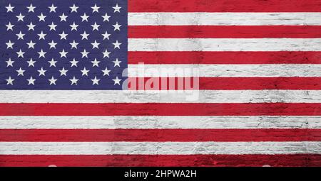 Vollformatfoto einer verwitterten Flagge der Vereinigten Staaten (USA, USA, Amerika) auf einer verputzten Ziegelwand. Stockfoto