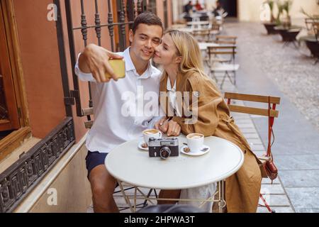 Mann und Frau fotografieren am Telefon Stockfoto