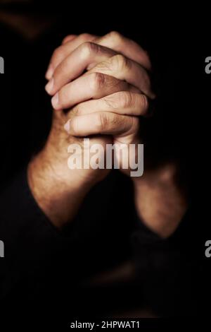 Wir beten hart um Erlösung. Die Hände waren im Gebet zusammengekrallt. Stockfoto